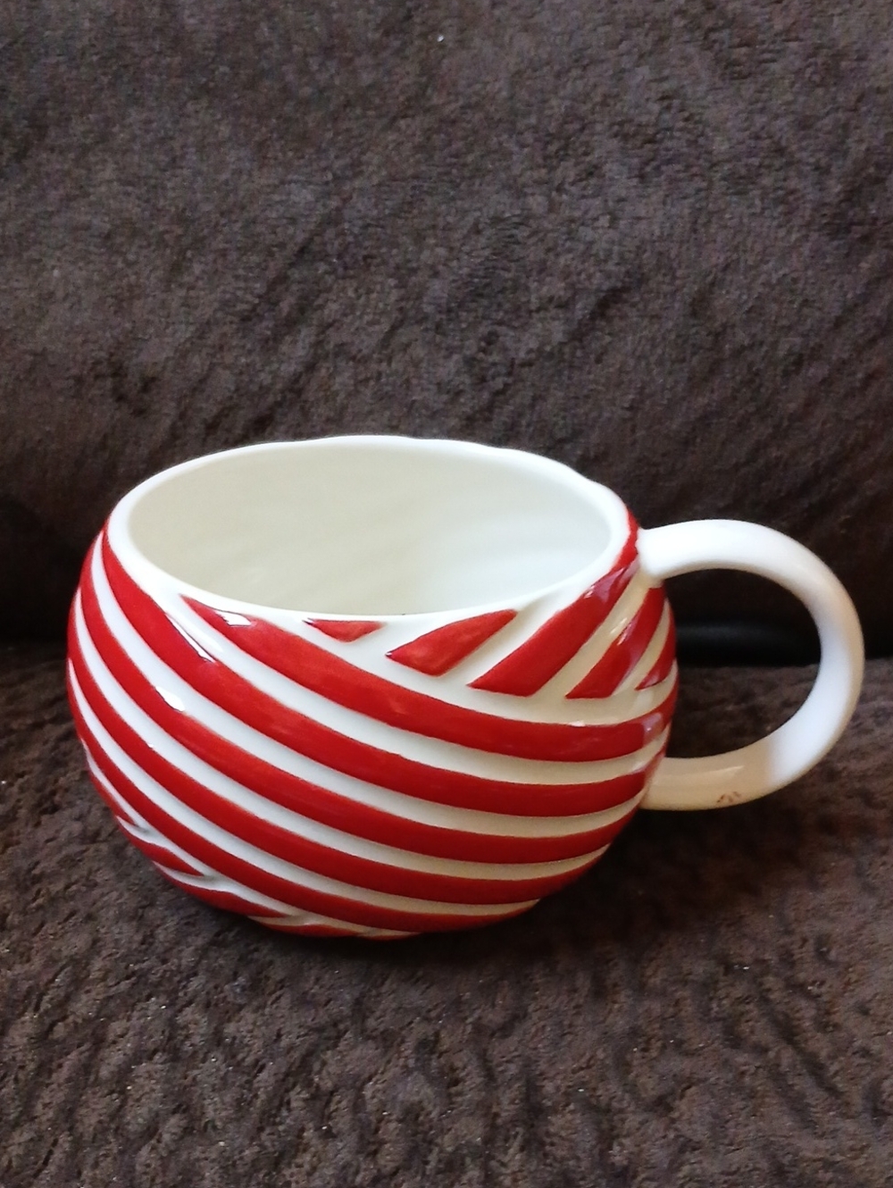 Starbucks 2013 Holiday Christmas Candy Cane Swirl Red & White Mug 12 oz
